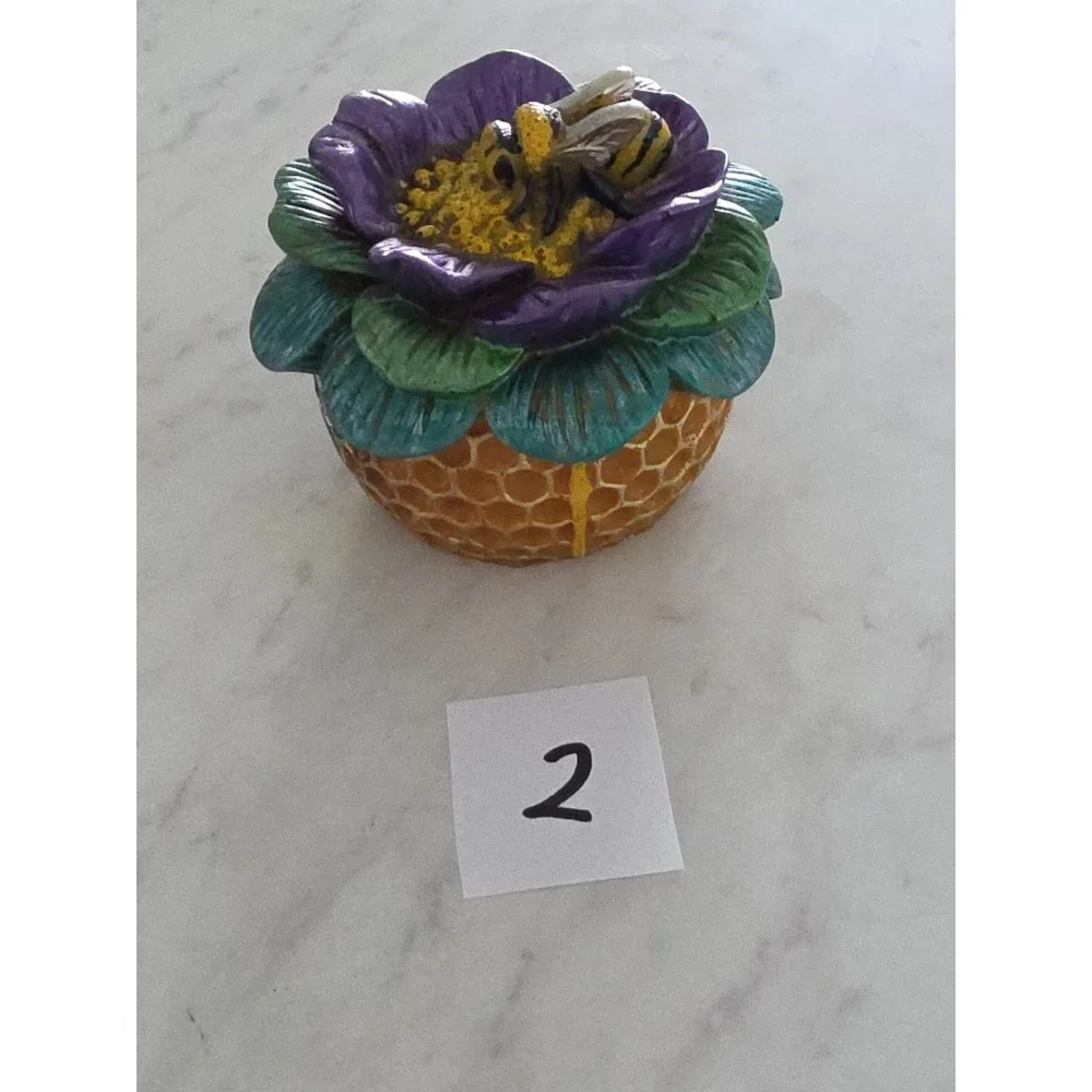 Handmade Resin Bee On A Honeycomb  Flower Decoration Gift Paperweight